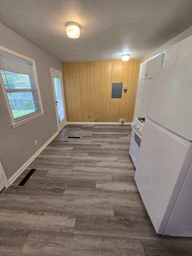 Building Photo - 3 BEDROOM SINGLE FAMILY