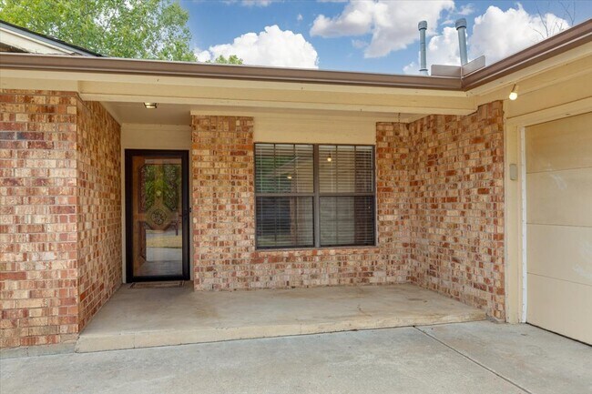 Building Photo - 2508 NE Turtle Creek Dr