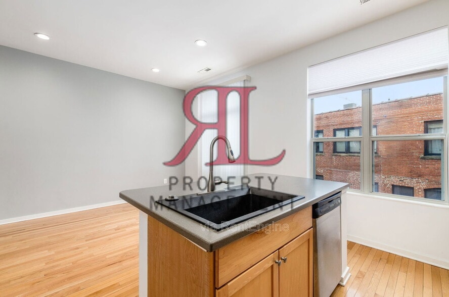 Building Photo - 986 S Front St