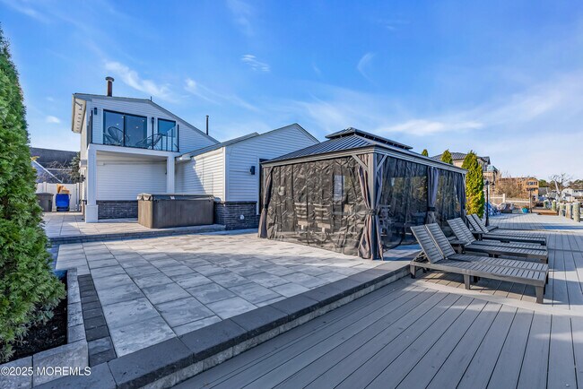 Building Photo - 320 Silver Lagoon Dr