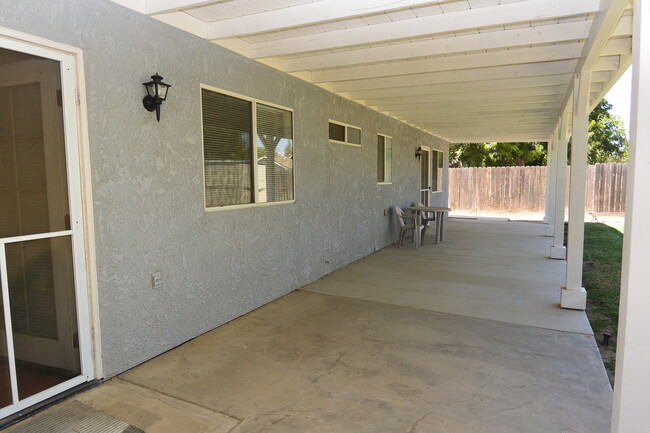 Building Photo - Lovely Home