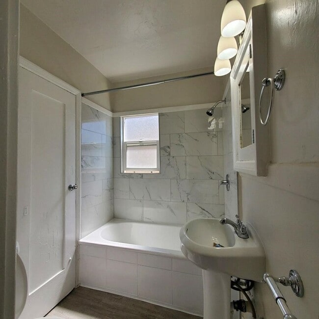 Building Photo - 839 W 43rd Pl