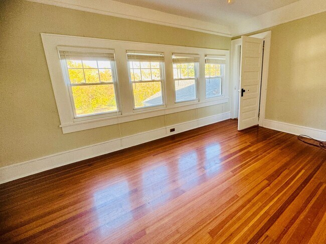 Building Photo - MOVE-IN READY!