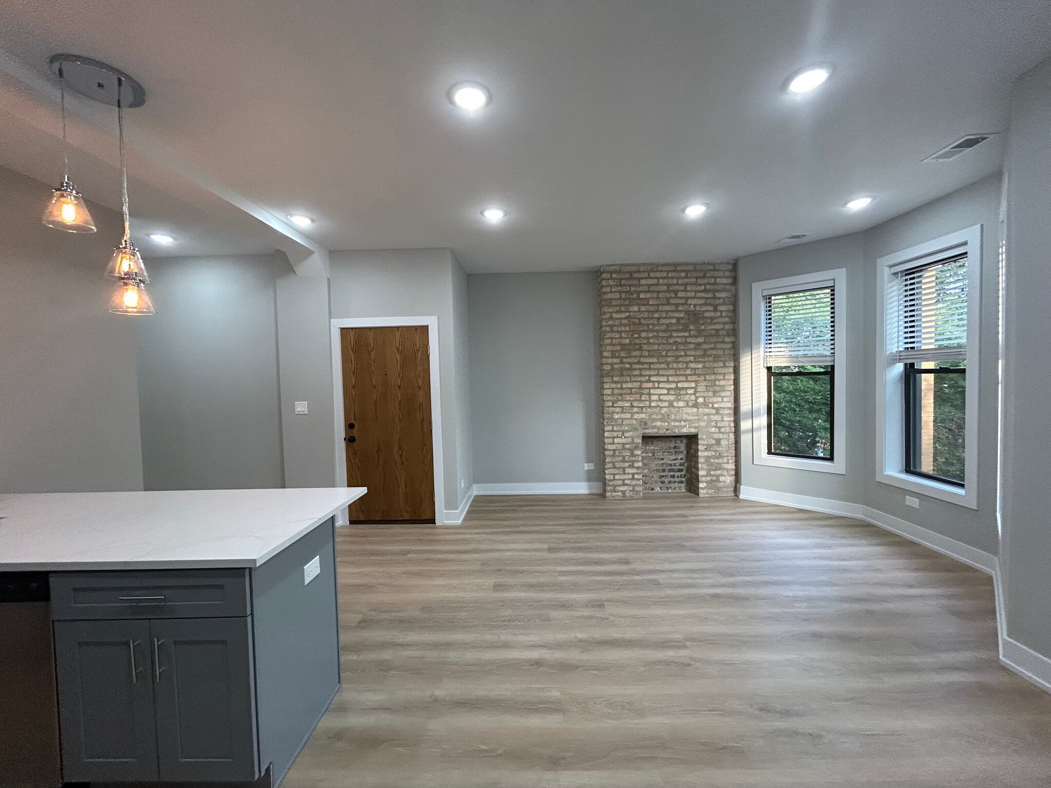 Building Photo - 423 W Belden Ave