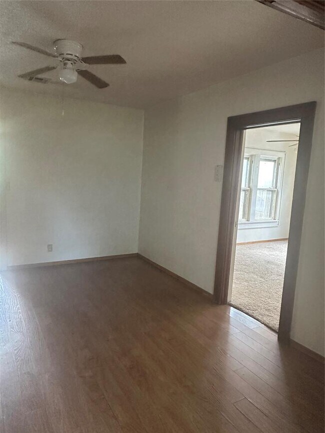 Building Photo - 815 Sunset Dr