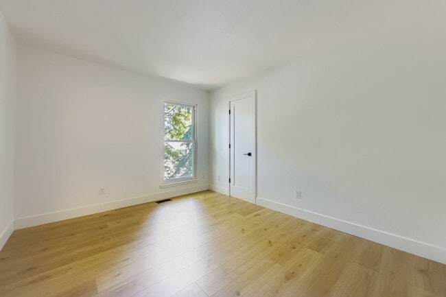 Building Photo - Recently Remodeled 4BD, 3BA Louisville Home