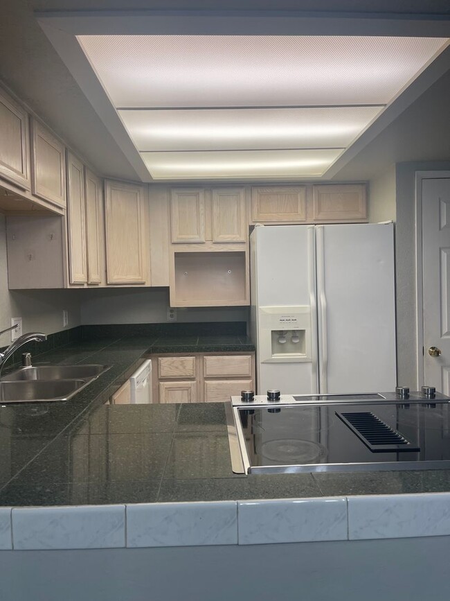 Building Photo - Roomy Lynnwood Townhouse-Style Condo With Upgrades