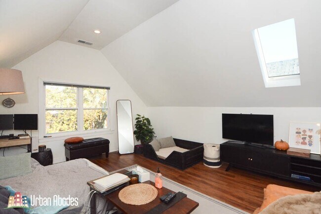 Building Photo - 3031 N Hamlin Ave