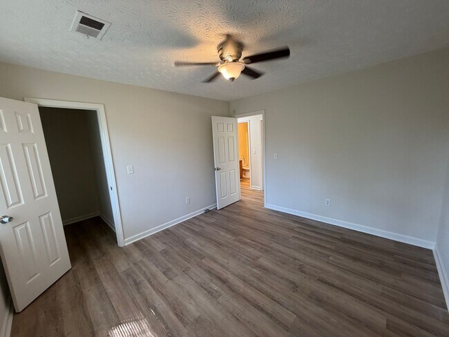 Building Photo - 121 Clyde Dr