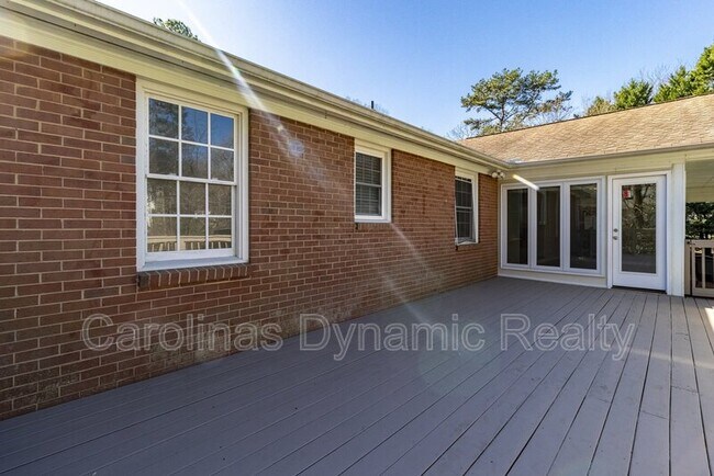 Building Photo - 6618 Castlegate Dr
