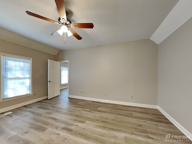 Building Photo - 210 Village Walk