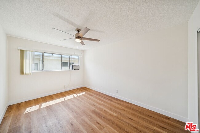 Building Photo - 842 Westbourne Dr