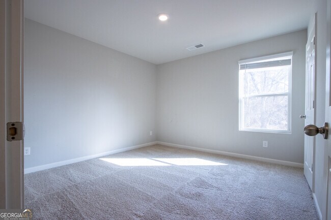 Building Photo - 325 Park W Blvd
