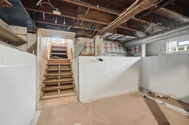 Building Photo - Three Bedroom Home in Hamilton!