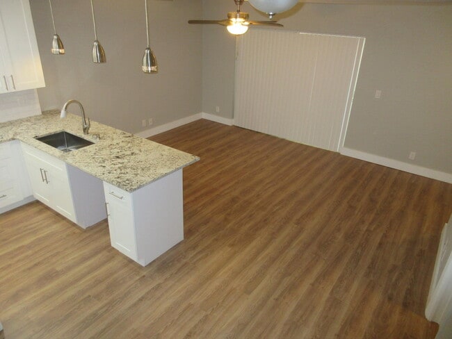 Building Photo - 401 Cypress Wy