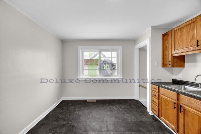 Building Photo - Spacious 4 Bedroom- With Extra room! New Remodel!