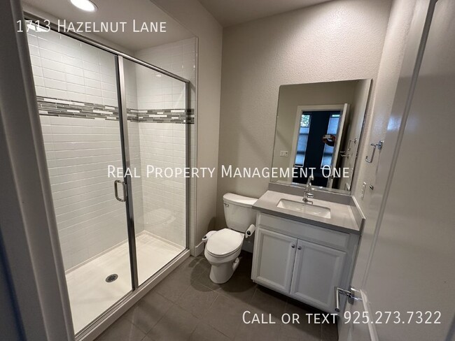 Building Photo - 1713 Hazelnut Ln