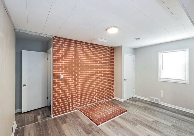 Building Photo - 144 Charlotte St