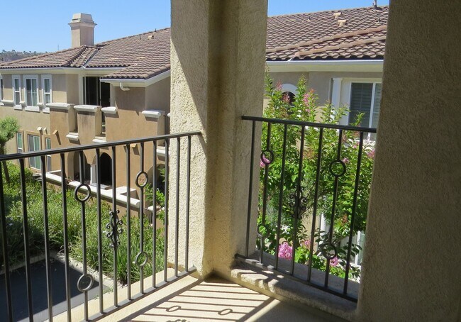 Building Photo - Sabre Springs 2 BR, 2 BA Townhome w/Garage