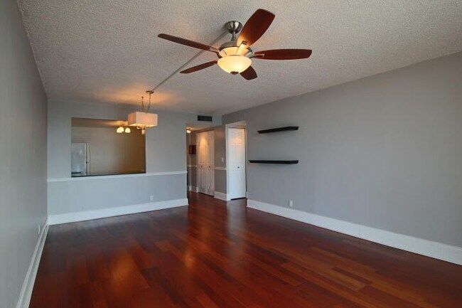 Building Photo - 470 Executive Center Dr