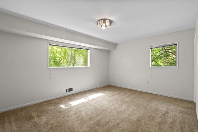 Building Photo - 10643 Weymouth St