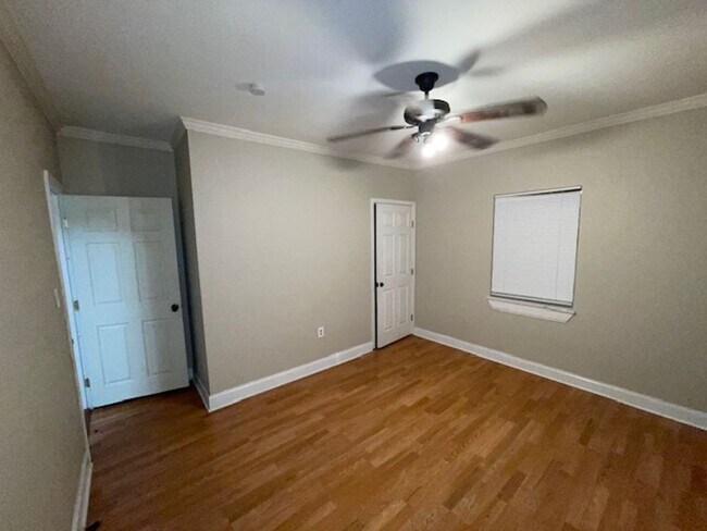 Building Photo - 3 bedrooms 1 bath