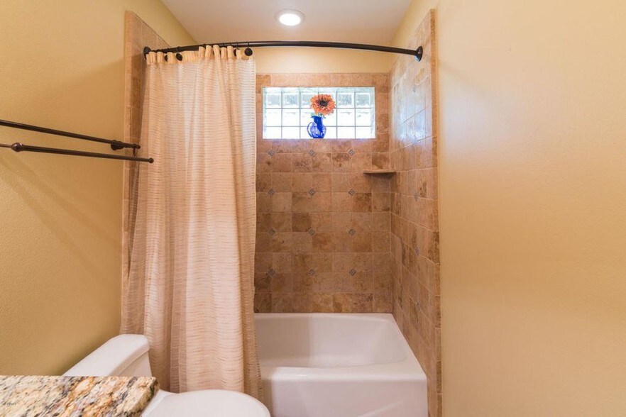 Building Photo - 1113 E Balboa Dr