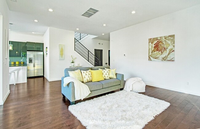 Building Photo - 2105 S Orcas St