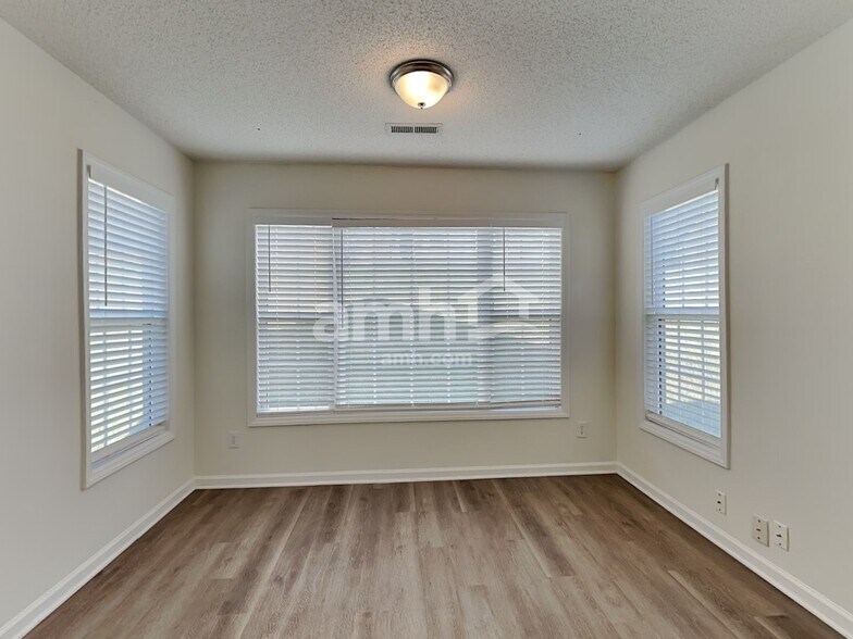 Building Photo - 5765 Regent Village Dr