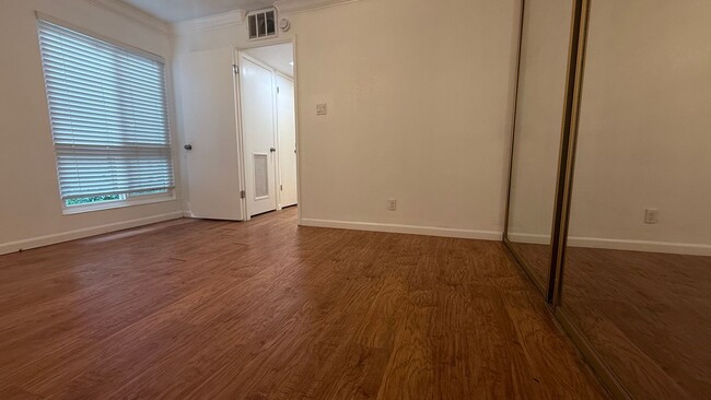 Building Photo - Charming 1 bed 1 bath condo on bottom floor