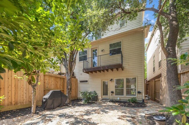 Building Photo - 4013 Blossom St