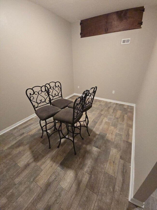 Building Photo - Newly Renovated 4/3 w/pool