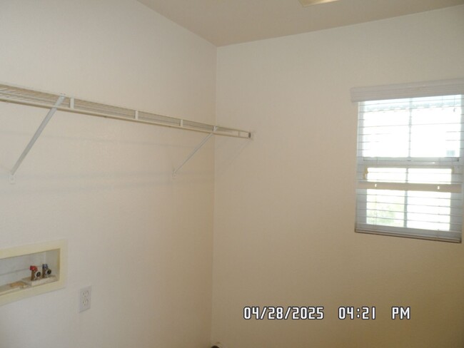 Building Photo - 3 Bedrooms, 2 1/2 Bathrooms, 2 Story, Loft...