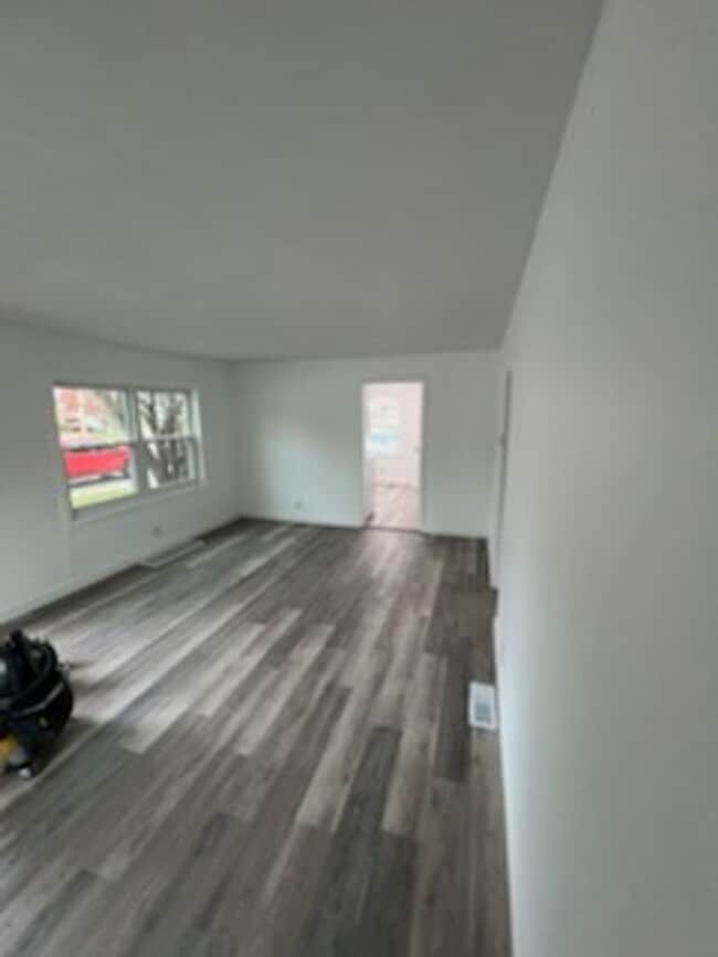 Building Photo - 2 bedroom 1 bathroom house. Fenced in back...