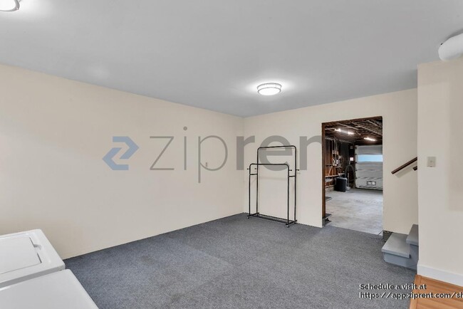 Building Photo - 280 Prague St