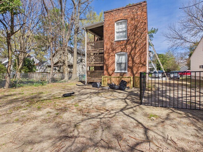 Building Photo - 1703 Oakdale Ave