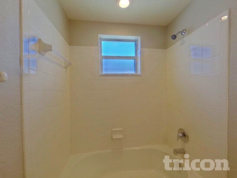 Building Photo - 6715 Castle Green Pl