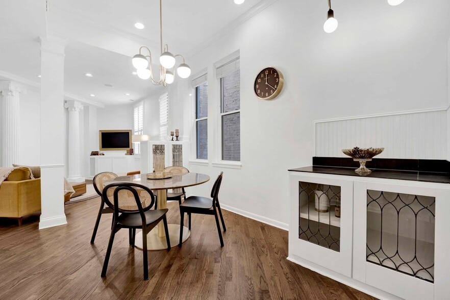 Dining area & dry bar - 223 W Wisconsin St