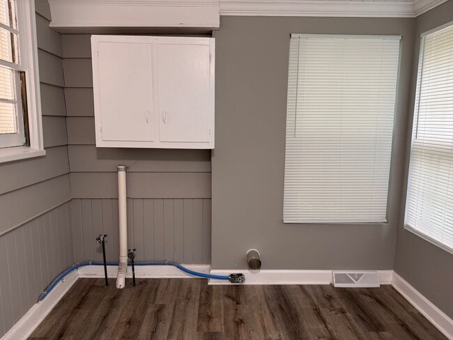Building Photo - 3 bedroom 1 bath home, located in the Greystone area!