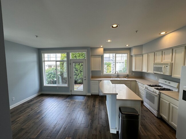 Building Photo - Beautiful Downtown Bellevue 3bd 2.5Bath La...