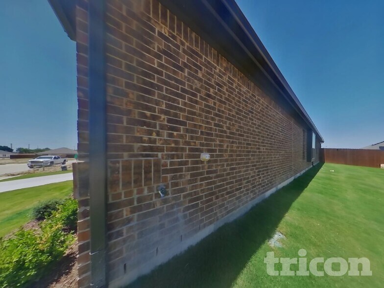 Building Photo - 448 Lone Star Dr