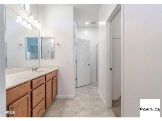 Building Photo - Amazing apartment