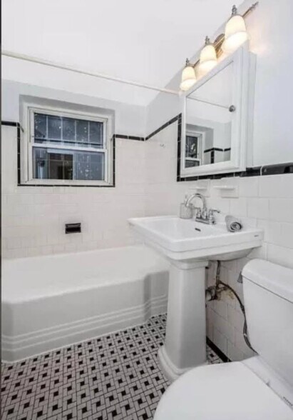 Building Photo - 7036 Strathmore St