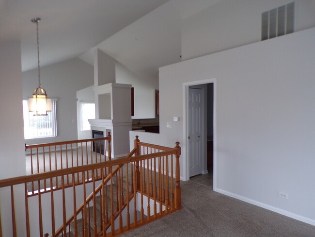 Building Photo - 583 S Parkside Dr