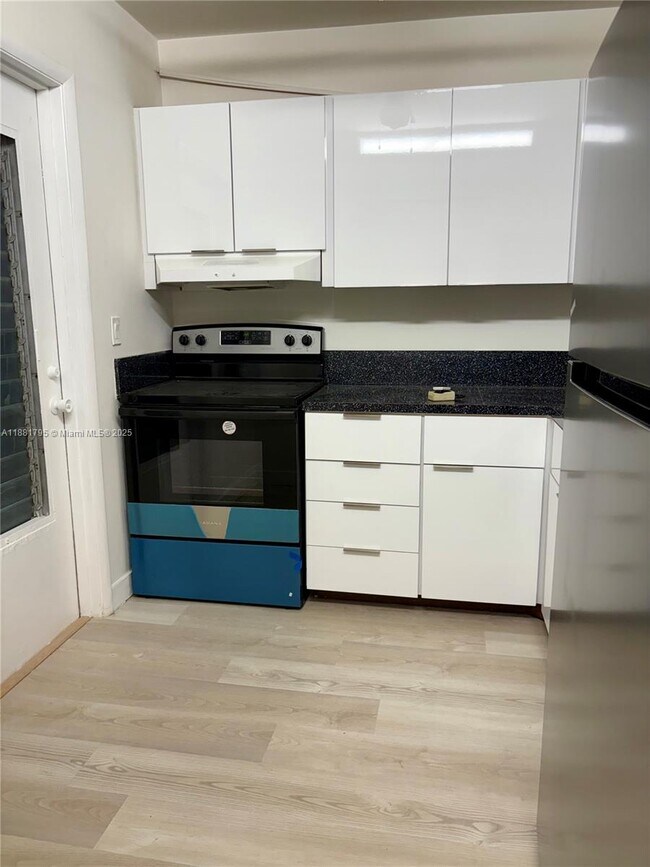 Building Photo - 300 Golden Isles Dr