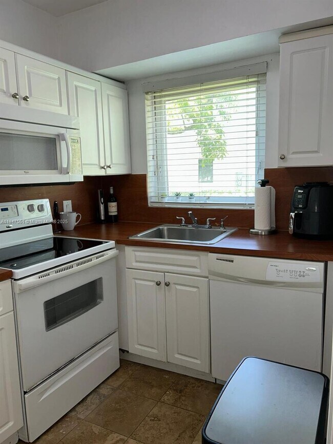 Building Photo - 5531 SW 78th St