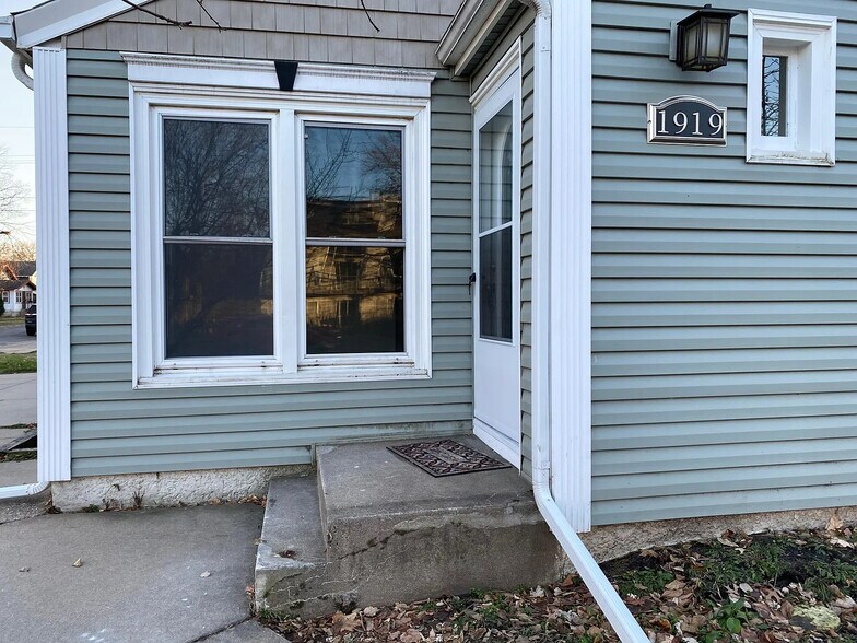 Building Photo - 1919 E 38th St