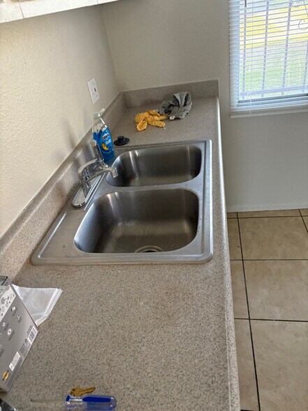 Building Photo - 5419 W Sheena Dr