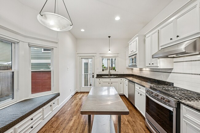 Building Photo - 1537 Alexander St