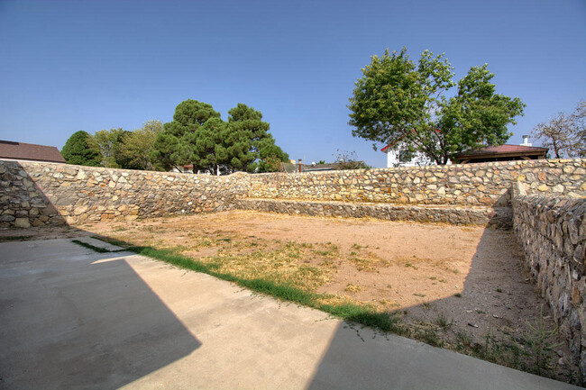 Building Photo - 4601 Loma De Plata Dr